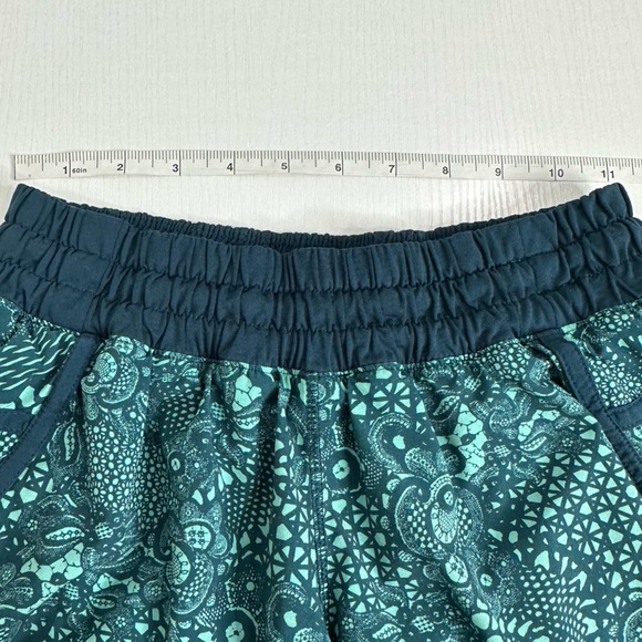 Lululemon Women’s Tracker Short IV Size 6 - Picture 8 of 11